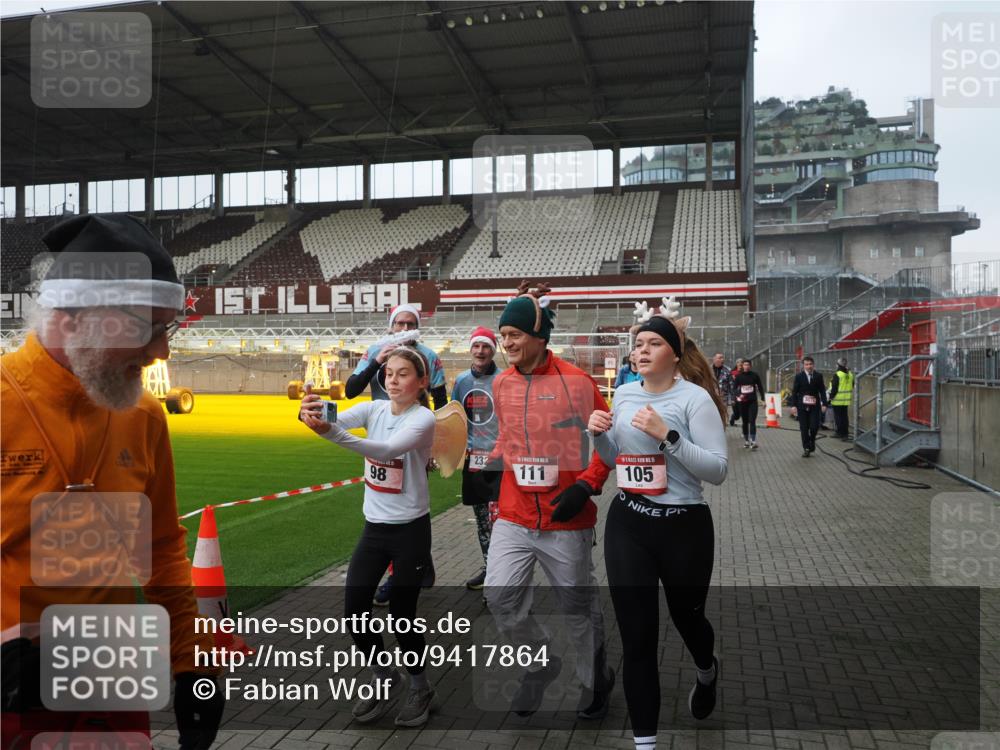 07.12.2025 - St. Pauli X-Mass-Run No. 15 Fabian Wolf http://msf.ph/oto/9417864 07.12.2025 11:21:30 Ziel 98, 105, 111, 232, 241, 1549, 1902, 1907, 2033, 2197, 2473, 2474, 2579, 3073, 3159, 3283 meine-sportfotos.de