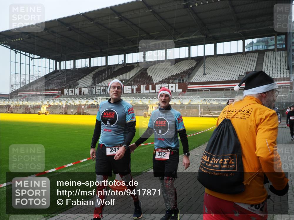 07.12.2025 - St. Pauli X-Mass-Run No. 15 Fabian Wolf http://msf.ph/oto/9417871 07.12.2025 11:21:32 Ziel 98, 105, 111, 232, 241, 1549, 1902, 1907, 2033, 2197, 2473, 2474, 2579, 3073, 3159, 3283 meine-sportfotos.de