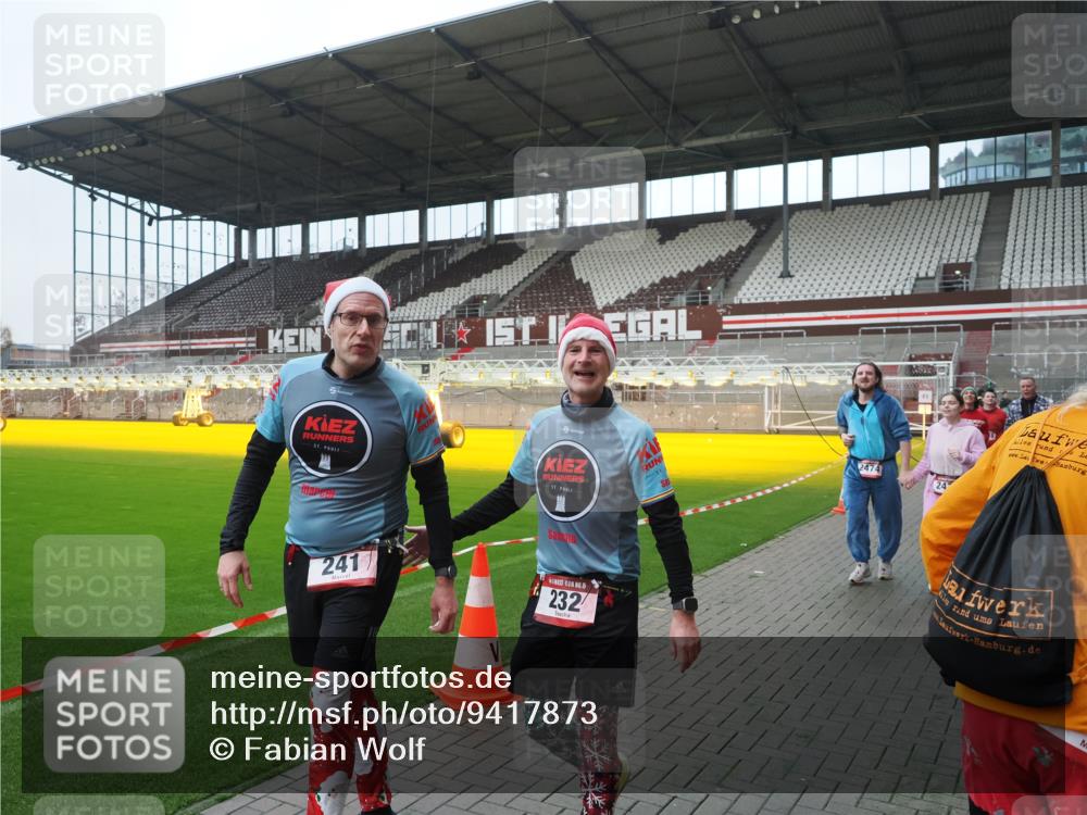 07.12.2025 - St. Pauli X-Mass-Run No. 15 Fabian Wolf http://msf.ph/oto/9417873 07.12.2025 11:21:32 Ziel 98, 105, 111, 232, 241, 1549, 1902, 1907, 2033, 2197, 2473, 2474, 2579, 3073, 3159, 3283 meine-sportfotos.de