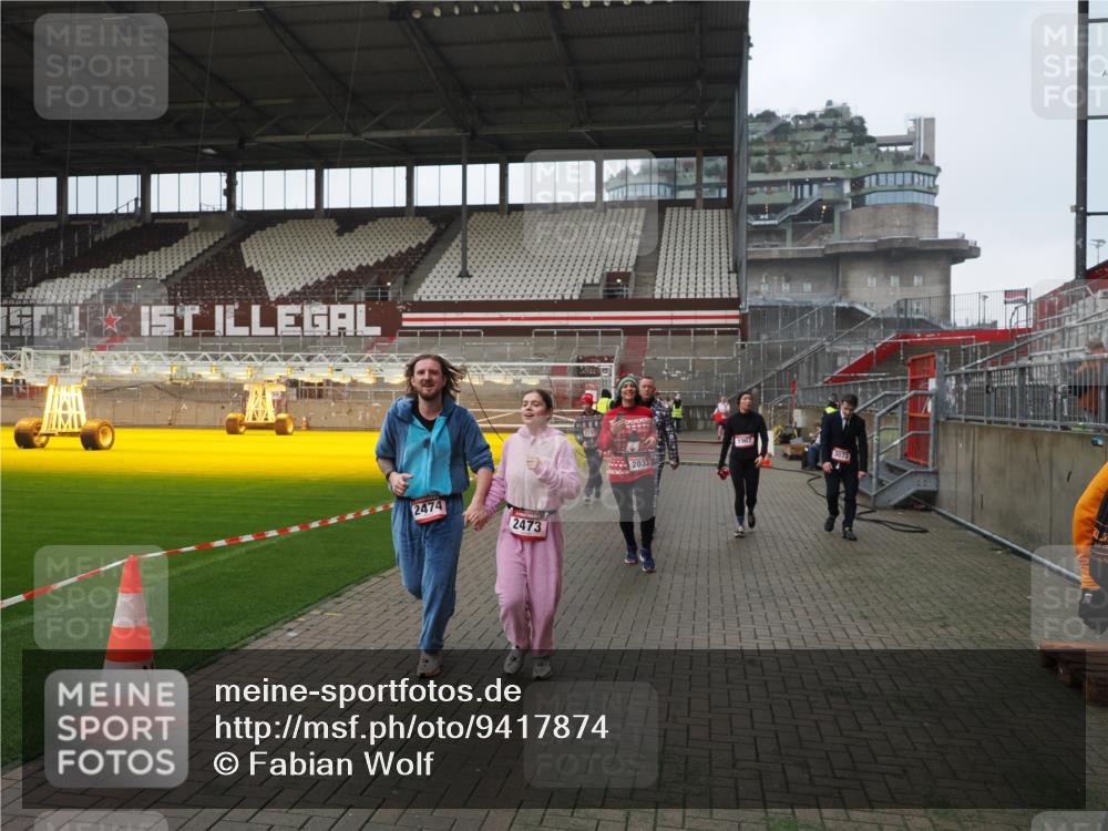07.12.2025 - St. Pauli X-Mass-Run No. 15 Fabian Wolf http://msf.ph/oto/9417874 07.12.2025 11:21:34 Ziel 98, 105, 111, 232, 241, 1549, 1902, 1907, 2033, 2197, 2473, 2474, 2579, 3073, 3159 meine-sportfotos.de