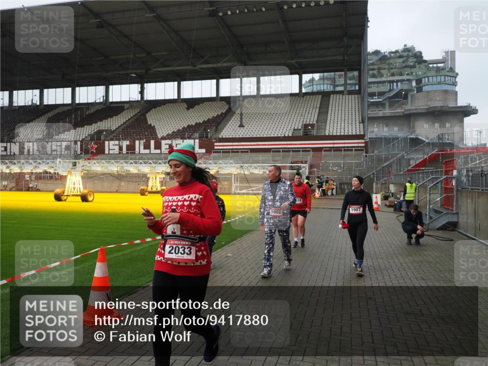 07.12.2025 - St. Pauli X-Mass-Run No. 15 Fabian Wolf http://msf.ph/oto/9417880 07.12.2025 11:21:36 Ziel 98, 105, 111, 232, 241, 1549, 1902, 1907, 1939, 2033, 2197, 2473, 2474, 3073 meine-sportfotos.de