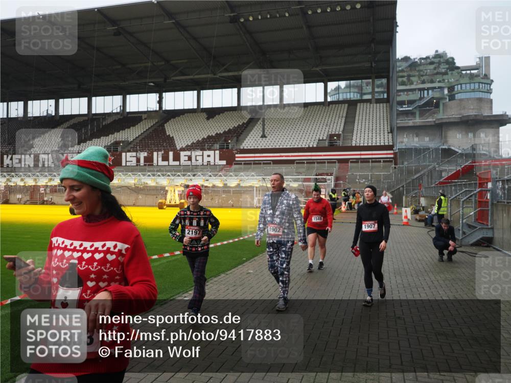 07.12.2025 - St. Pauli X-Mass-Run No. 15 Fabian Wolf http://msf.ph/oto/9417883 07.12.2025 11:21:37 Ziel 98, 105, 111, 232, 241, 1549, 1902, 1907, 1939, 2033, 2197, 2473, 2474, 3073 meine-sportfotos.de