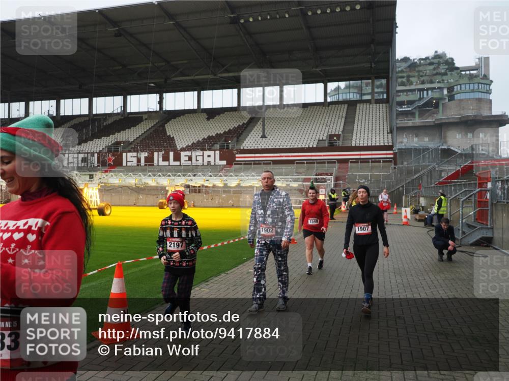07.12.2025 - St. Pauli X-Mass-Run No. 15 Fabian Wolf http://msf.ph/oto/9417884 07.12.2025 11:21:37 Ziel 98, 105, 111, 232, 241, 1549, 1902, 1907, 1939, 2033, 2197, 2473, 2474, 3073 meine-sportfotos.de