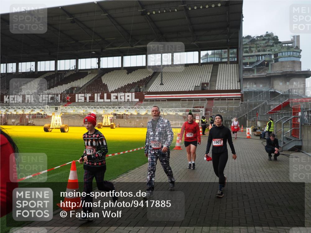 07.12.2025 - St. Pauli X-Mass-Run No. 15 Fabian Wolf http://msf.ph/oto/9417885 07.12.2025 11:21:37 Ziel 98, 105, 111, 232, 241, 1549, 1902, 1907, 1939, 2033, 2197, 2473, 2474, 3073 meine-sportfotos.de