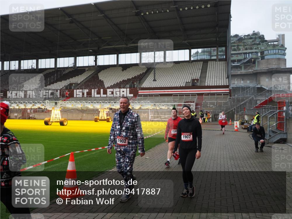 07.12.2025 - St. Pauli X-Mass-Run No. 15 Fabian Wolf http://msf.ph/oto/9417887 07.12.2025 11:21:38 Ziel 98, 105, 111, 232, 241, 1549, 1902, 1907, 1939, 2033, 2197, 2473, 2474, 3073 meine-sportfotos.de