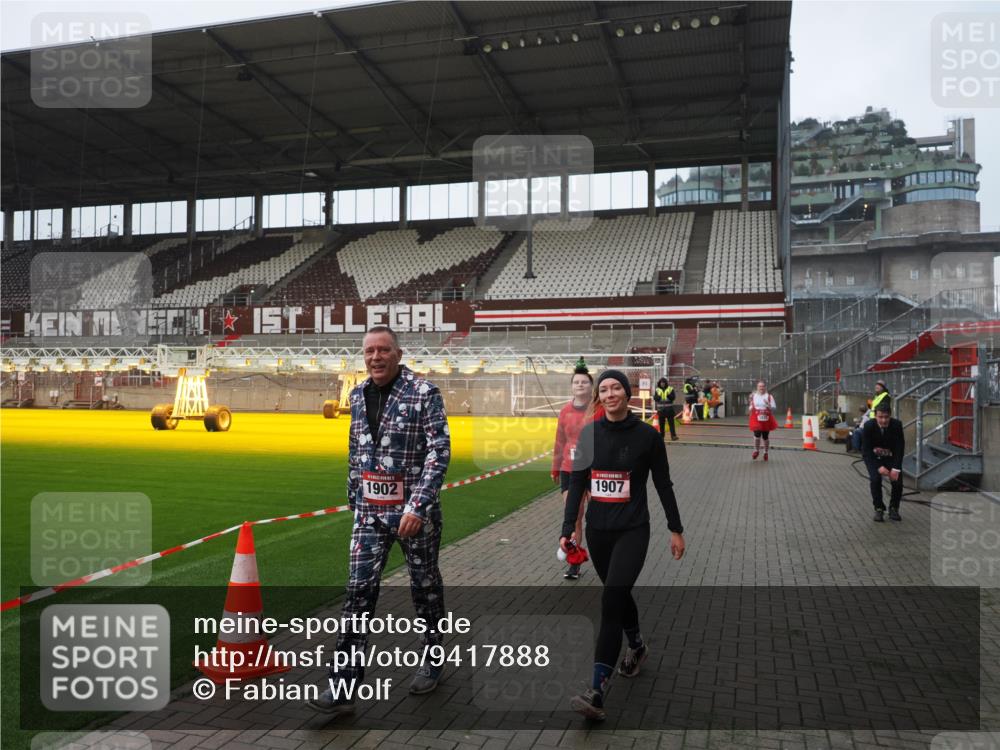 07.12.2025 - St. Pauli X-Mass-Run No. 15 Fabian Wolf http://msf.ph/oto/9417888 07.12.2025 11:21:38 Ziel 98, 105, 111, 232, 241, 1549, 1902, 1907, 1939, 2033, 2197, 2473, 2474, 3073 meine-sportfotos.de