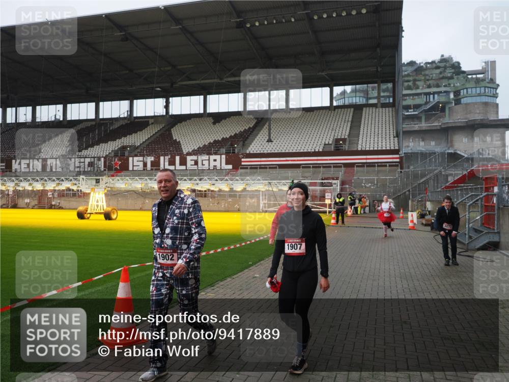 07.12.2025 - St. Pauli X-Mass-Run No. 15 Fabian Wolf http://msf.ph/oto/9417889 07.12.2025 11:21:38 Ziel 98, 105, 111, 232, 241, 1549, 1902, 1907, 1939, 2033, 2197, 2473, 2474, 3073 meine-sportfotos.de