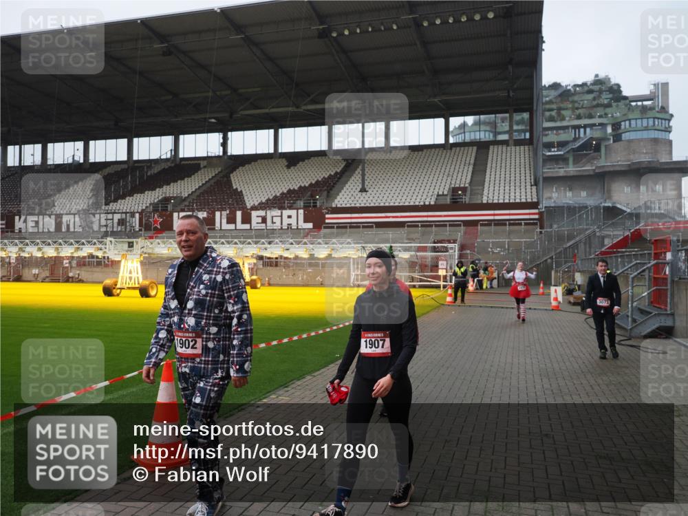 07.12.2025 - St. Pauli X-Mass-Run No. 15 Fabian Wolf http://msf.ph/oto/9417890 07.12.2025 11:21:38 Ziel 98, 105, 111, 232, 241, 1549, 1902, 1907, 1939, 2033, 2197, 2473, 2474, 3073 meine-sportfotos.de