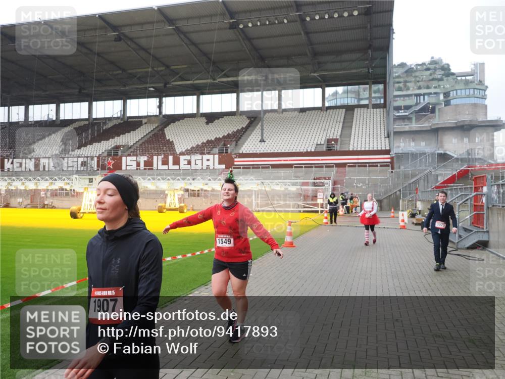 07.12.2025 - St. Pauli X-Mass-Run No. 15 Fabian Wolf http://msf.ph/oto/9417893 07.12.2025 11:21:39 Ziel 98, 105, 111, 232, 241, 1549, 1902, 1907, 1939, 2033, 2197, 2473, 2474, 3073 meine-sportfotos.de