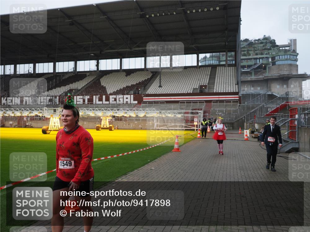 07.12.2025 - St. Pauli X-Mass-Run No. 15 Fabian Wolf http://msf.ph/oto/9417898 07.12.2025 11:21:40 Ziel 98, 105, 111, 232, 241, 1549, 1902, 1907, 1939, 2033, 2197, 2473, 2474, 3073 meine-sportfotos.de
