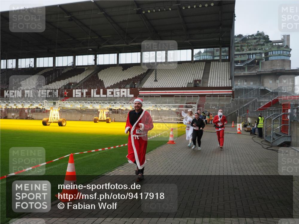 07.12.2025 - St. Pauli X-Mass-Run No. 15 Fabian Wolf http://msf.ph/oto/9417918 07.12.2025 11:21:54 Ziel 1284, 1297, 1775, 1779, 1904, 1939 meine-sportfotos.de