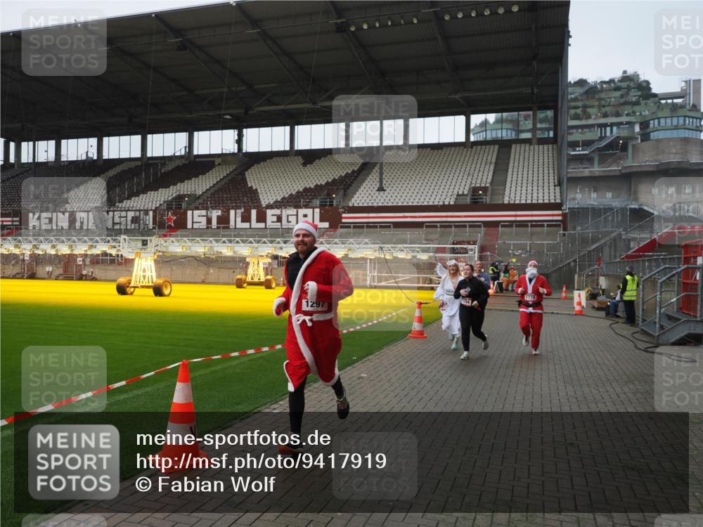 07.12.2025 - St. Pauli X-Mass-Run No. 15 Fabian Wolf http://msf.ph/oto/9417919 07.12.2025 11:21:54 Ziel 1284, 1297, 1775, 1779, 1904, 1939 meine-sportfotos.de