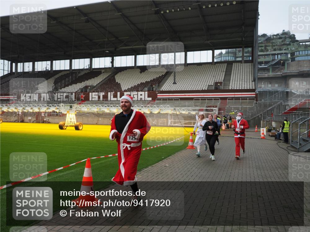 07.12.2025 - St. Pauli X-Mass-Run No. 15 Fabian Wolf http://msf.ph/oto/9417920 07.12.2025 11:21:54 Ziel 1284, 1297, 1775, 1779, 1904, 1939 meine-sportfotos.de