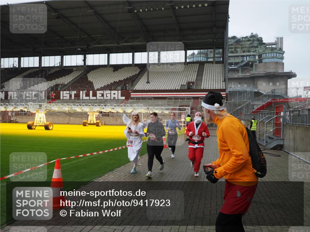 07.12.2025 - St. Pauli X-Mass-Run No. 15 Fabian Wolf http://msf.ph/oto/9417923 07.12.2025 11:21:56 Ziel 1284, 1297, 1775, 1779, 1904, 1939 meine-sportfotos.de