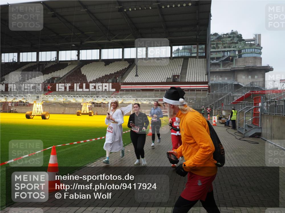 07.12.2025 - St. Pauli X-Mass-Run No. 15 Fabian Wolf http://msf.ph/oto/9417924 07.12.2025 11:21:56 Ziel 1284, 1297, 1775, 1779, 1904, 1939 meine-sportfotos.de