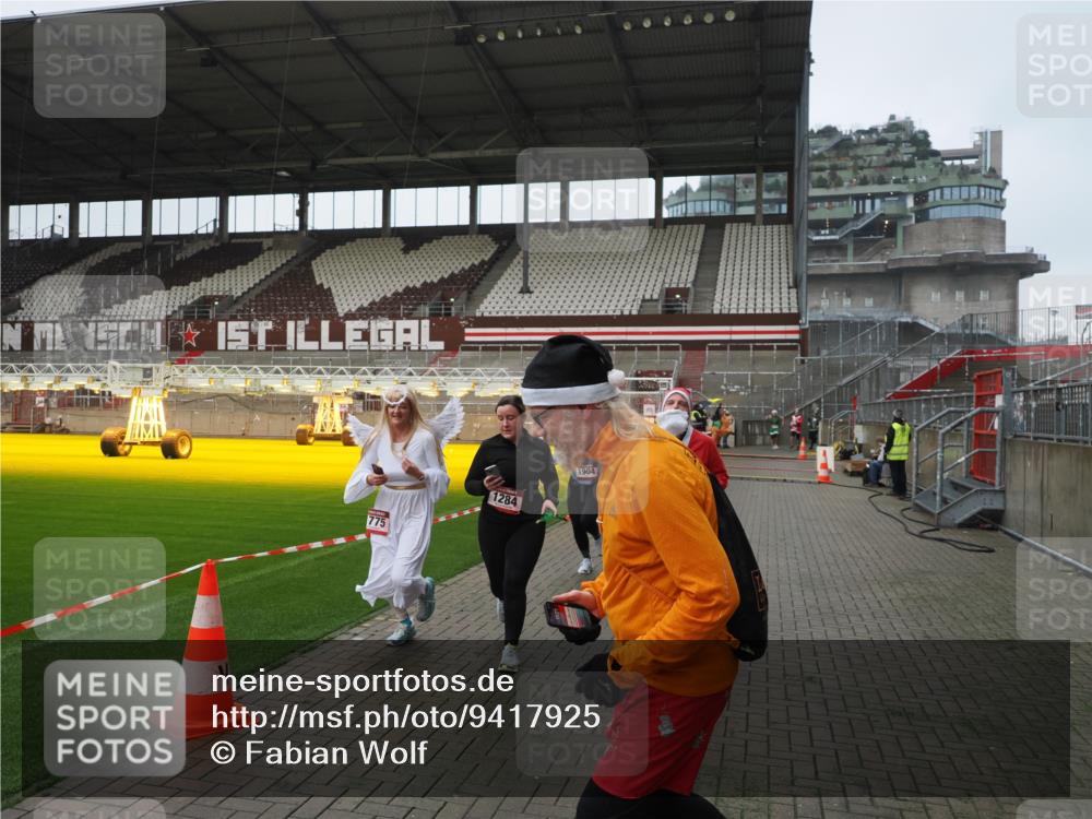 07.12.2025 - St. Pauli X-Mass-Run No. 15 Fabian Wolf http://msf.ph/oto/9417925 07.12.2025 11:21:56 Ziel 1284, 1297, 1775, 1779, 1904, 1939 meine-sportfotos.de