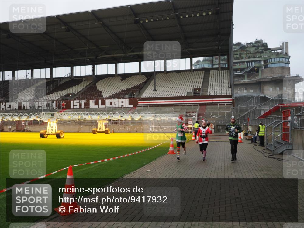 07.12.2025 - St. Pauli X-Mass-Run No. 15 Fabian Wolf http://msf.ph/oto/9417932 07.12.2025 11:22:04 Ziel 1284, 1297, 1775, 1779, 1904, 3474, 3475, 3820, 3821 meine-sportfotos.de