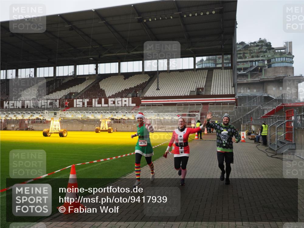07.12.2025 - St. Pauli X-Mass-Run No. 15 Fabian Wolf http://msf.ph/oto/9417939 07.12.2025 11:22:06 Ziel 1284, 1297, 1775, 1779, 1904, 3474, 3475, 3820, 3821 meine-sportfotos.de