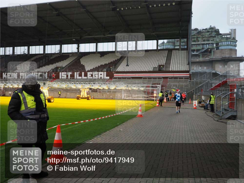 07.12.2025 - St. Pauli X-Mass-Run No. 15 Fabian Wolf http://msf.ph/oto/9417949 07.12.2025 11:22:20 Ziel 2812, 3474, 3475, 3820, 3821 meine-sportfotos.de