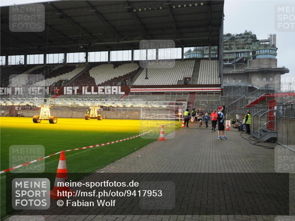 07.12.2025 - St. Pauli X-Mass-Run No. 15 Fabian Wolf http://msf.ph/oto/9417953 07.12.2025 11:22:23 Ziel 2550, 2557, 2812, 2985, 3127 meine-sportfotos.de