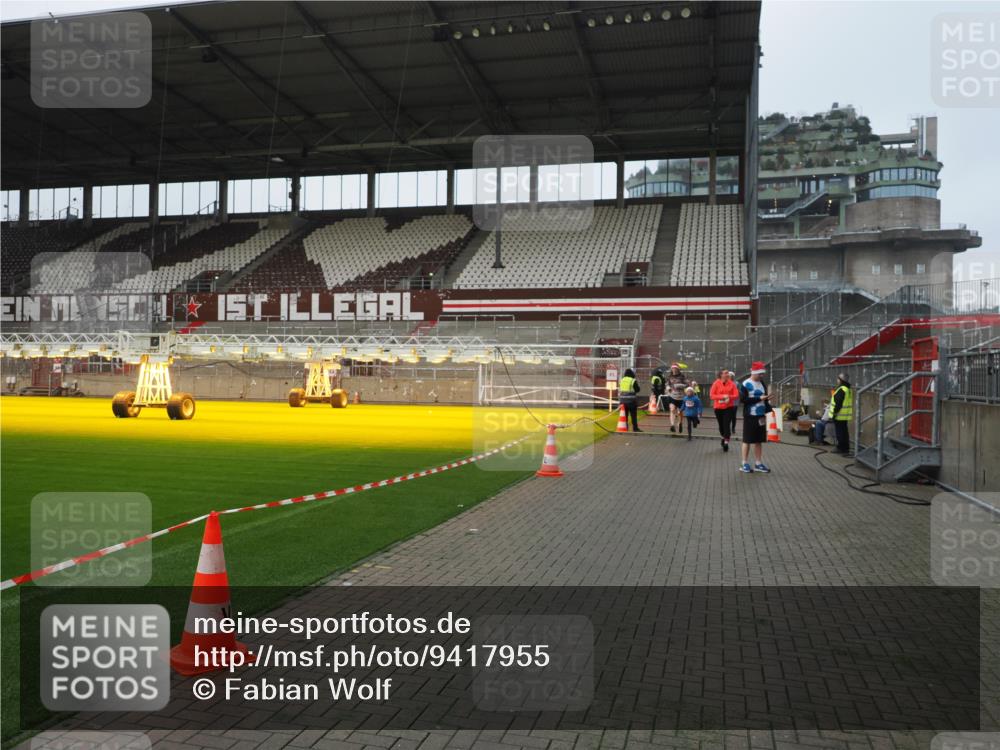 07.12.2025 - St. Pauli X-Mass-Run No. 15 Fabian Wolf http://msf.ph/oto/9417955 07.12.2025 11:22:23 Ziel 2550, 2557, 2812, 2985, 3127 meine-sportfotos.de