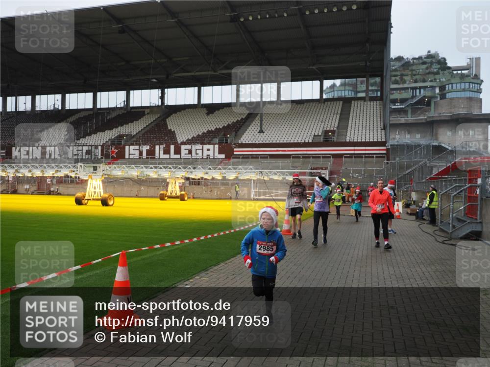 07.12.2025 - St. Pauli X-Mass-Run No. 15 Fabian Wolf http://msf.ph/oto/9417959 07.12.2025 11:22:28 Ziel 1349, 1391, 1431, 2550, 2557, 2812, 2985, 3127 meine-sportfotos.de