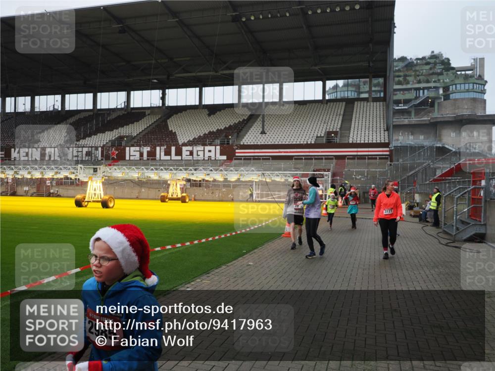 07.12.2025 - St. Pauli X-Mass-Run No. 15 Fabian Wolf http://msf.ph/oto/9417963 07.12.2025 11:22:29 Ziel 1349, 1391, 1431, 2550, 2557, 2812, 2985, 3127 meine-sportfotos.de