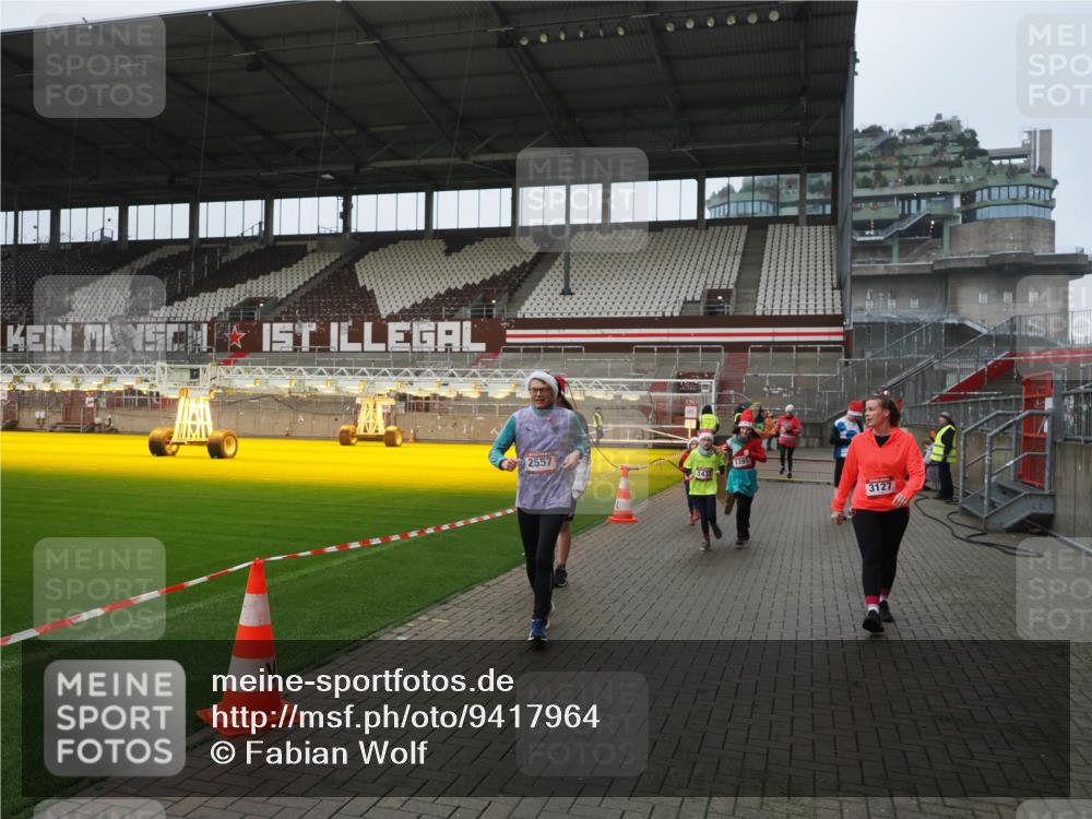 07.12.2025 - St. Pauli X-Mass-Run No. 15 Fabian Wolf http://msf.ph/oto/9417964 07.12.2025 11:22:30 Ziel 520, 1349, 1391, 1431, 2550, 2557, 2812, 2985, 3127 meine-sportfotos.de