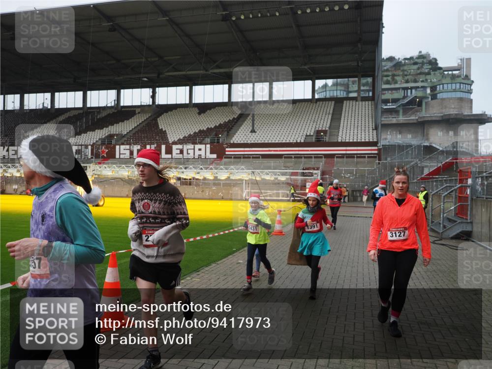 07.12.2025 - St. Pauli X-Mass-Run No. 15 Fabian Wolf http://msf.ph/oto/9417973 07.12.2025 11:22:32 Ziel 520, 1349, 1391, 1431, 2550, 2557, 2812, 2985, 3127 meine-sportfotos.de
