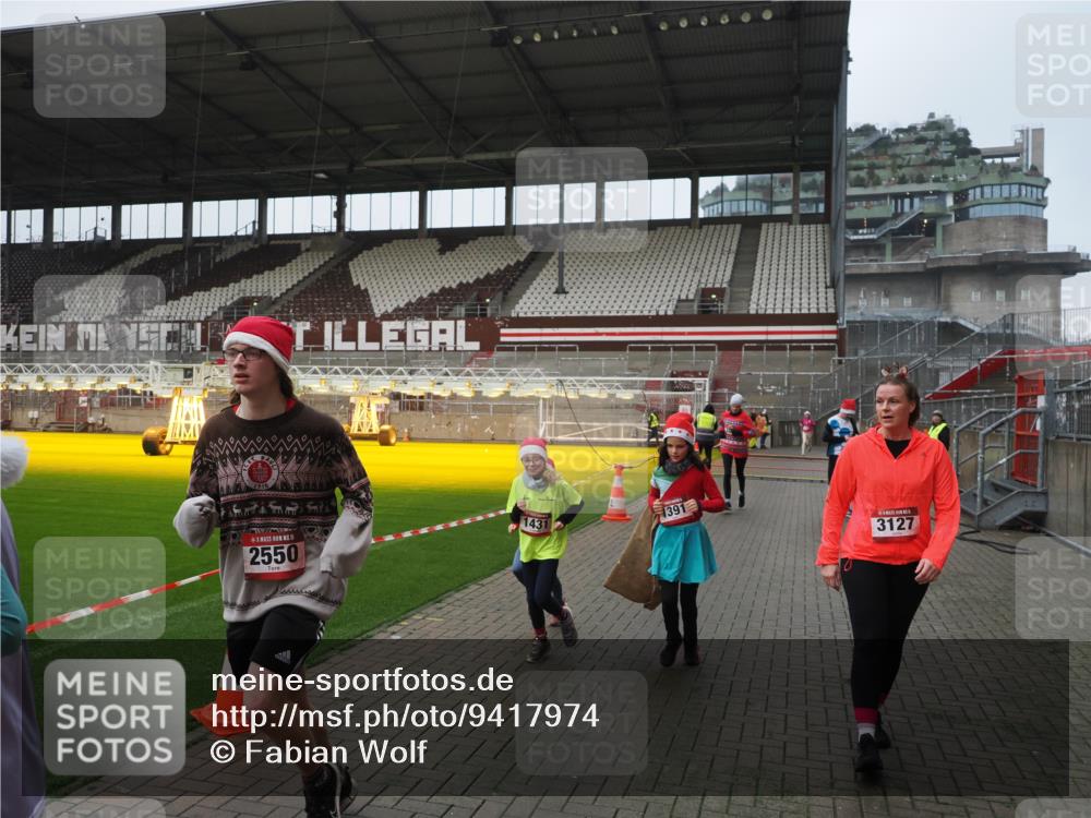 07.12.2025 - St. Pauli X-Mass-Run No. 15 Fabian Wolf http://msf.ph/oto/9417974 07.12.2025 11:22:32 Ziel 520, 1349, 1391, 1431, 2550, 2557, 2812, 2985, 3127 meine-sportfotos.de