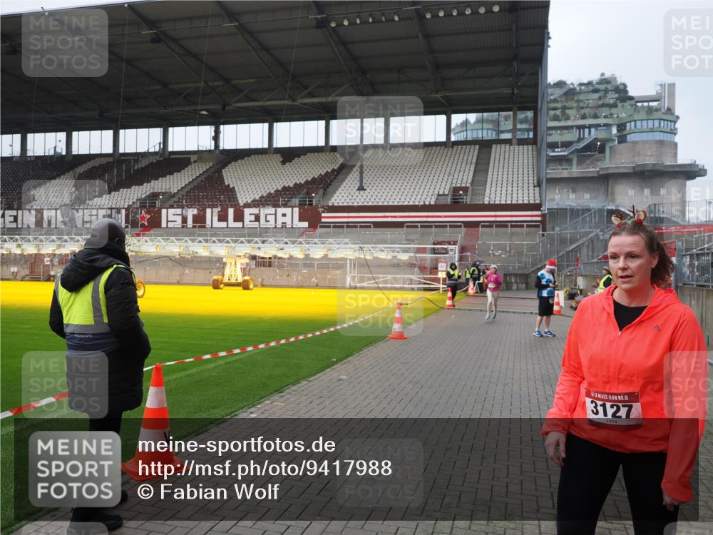 07.12.2025 - St. Pauli X-Mass-Run No. 15 Fabian Wolf http://msf.ph/oto/9417988 07.12.2025 11:22:36 Ziel 520, 1018, 1349, 1391, 1431, 2550, 2557, 2985, 3127 meine-sportfotos.de