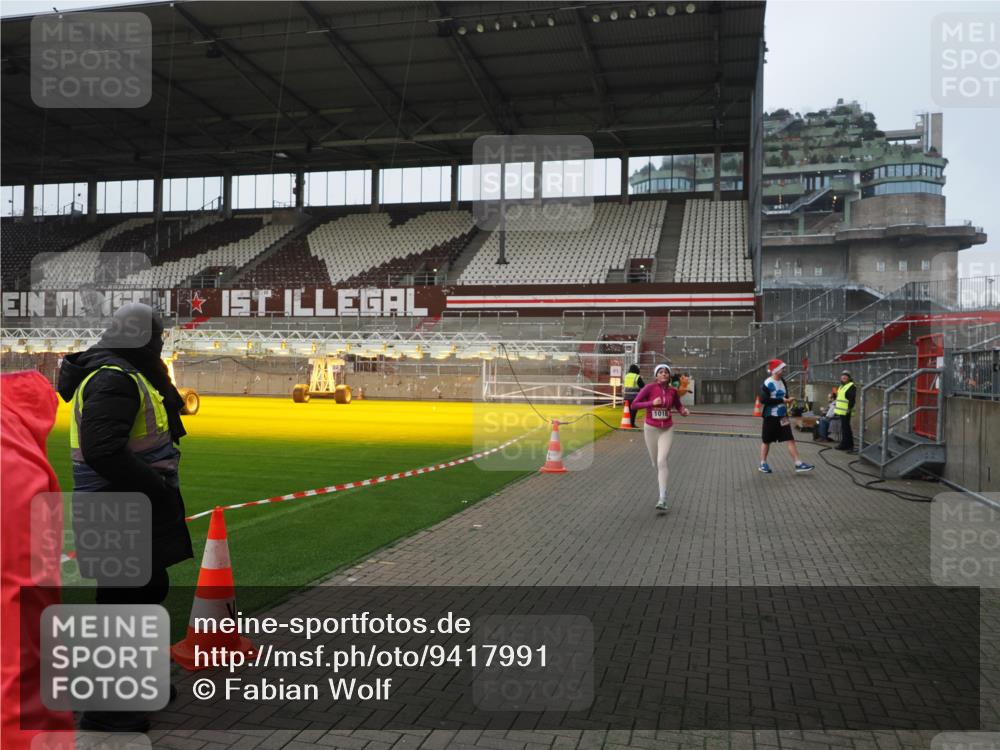 07.12.2025 - St. Pauli X-Mass-Run No. 15 Fabian Wolf http://msf.ph/oto/9417991 07.12.2025 11:22:37 Ziel 520, 1018, 1349, 1391, 1431, 2550, 2557, 2985, 3127 meine-sportfotos.de
