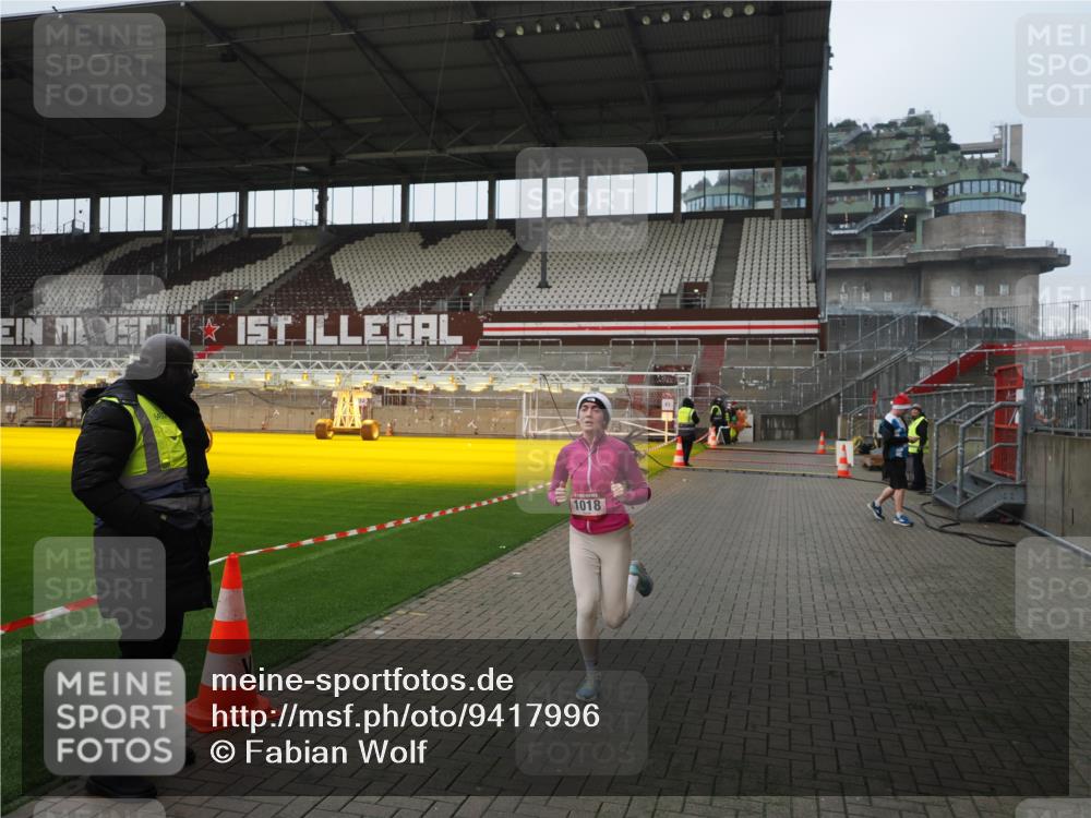 07.12.2025 - St. Pauli X-Mass-Run No. 15 Fabian Wolf http://msf.ph/oto/9417996 07.12.2025 11:22:38 Ziel 520, 1018, 1349, 1391, 1431, 2550, 2557, 2985, 3127 meine-sportfotos.de