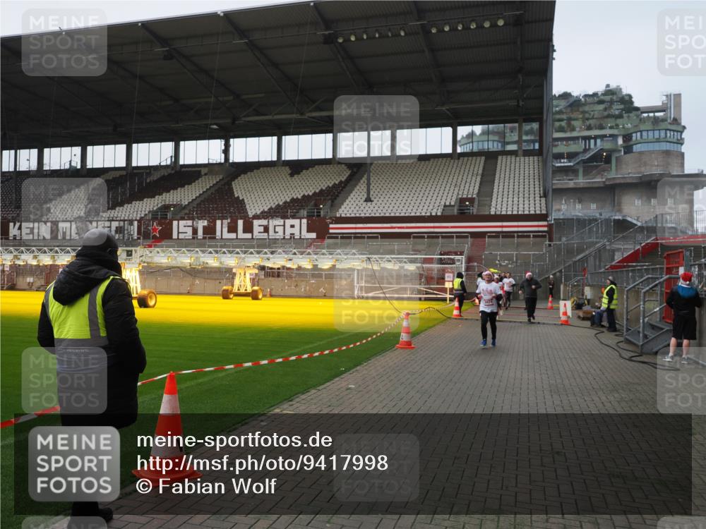 07.12.2025 - St. Pauli X-Mass-Run No. 15 Fabian Wolf http://msf.ph/oto/9417998 07.12.2025 11:23:02 Ziel 2023, 4249, 4824 meine-sportfotos.de