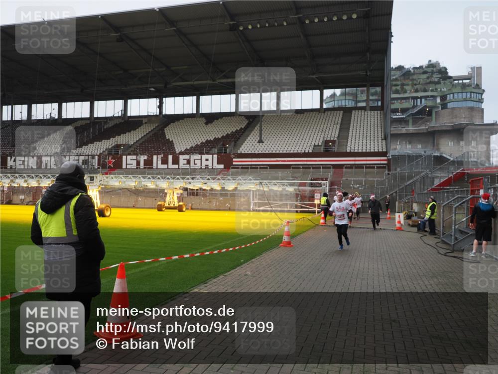 07.12.2025 - St. Pauli X-Mass-Run No. 15 Fabian Wolf http://msf.ph/oto/9417999 07.12.2025 11:23:02 Ziel 2023, 4249, 4824 meine-sportfotos.de