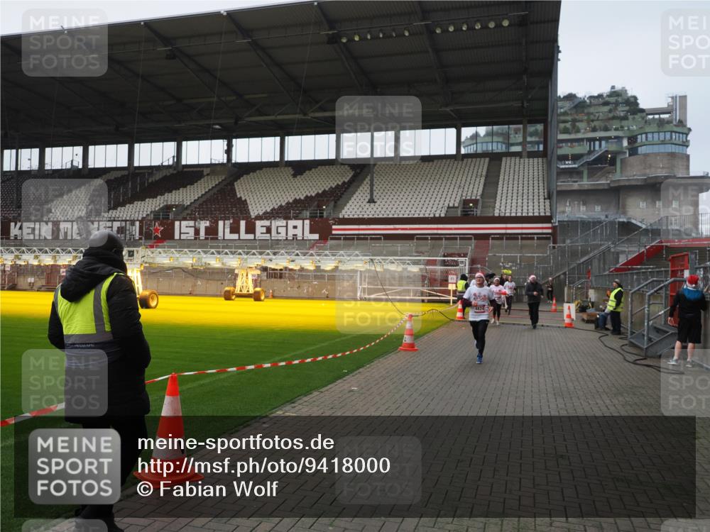 07.12.2025 - St. Pauli X-Mass-Run No. 15 Fabian Wolf http://msf.ph/oto/9418000 07.12.2025 11:23:02 Ziel 2023, 4249, 4824 meine-sportfotos.de