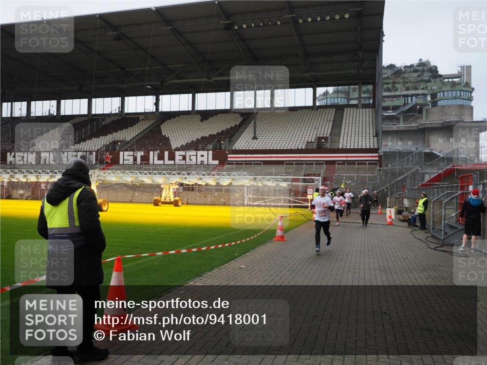 07.12.2025 - St. Pauli X-Mass-Run No. 15 Fabian Wolf http://msf.ph/oto/9418001 07.12.2025 11:23:03 Ziel 69, 2023, 2373, 4249, 4824 meine-sportfotos.de