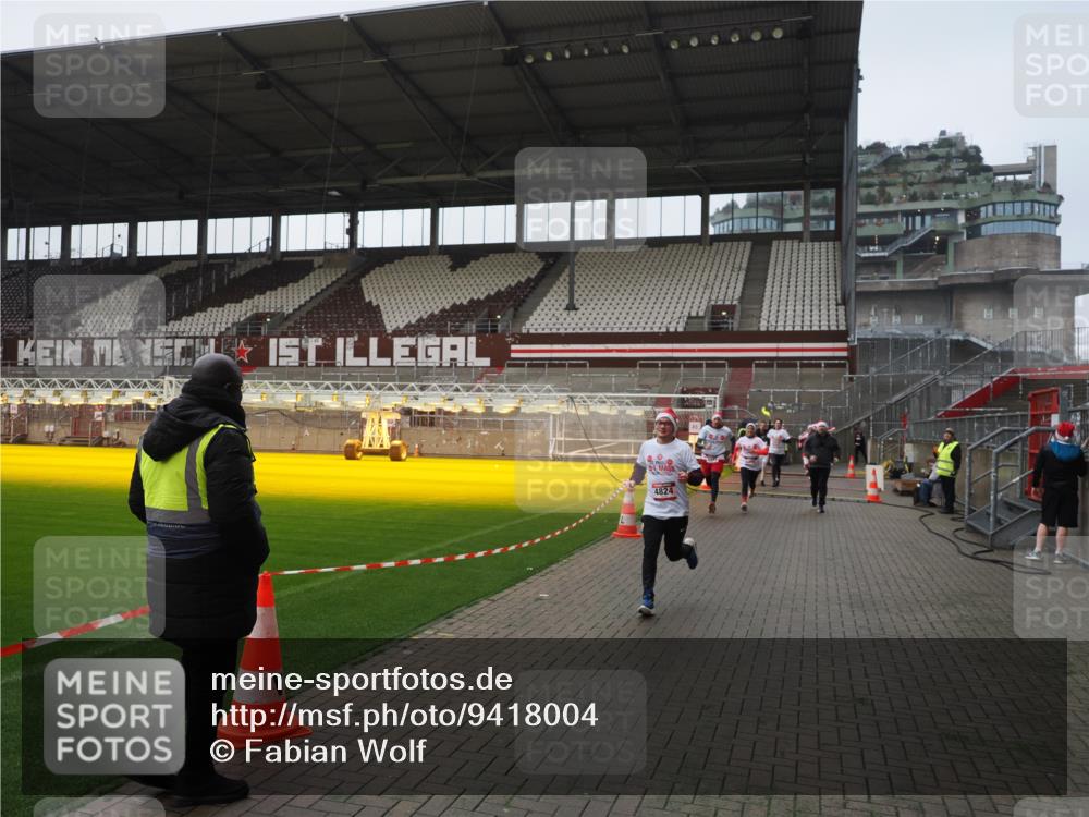 07.12.2025 - St. Pauli X-Mass-Run No. 15 Fabian Wolf http://msf.ph/oto/9418004 07.12.2025 11:23:03 Ziel 69, 2023, 2373, 4249, 4824 meine-sportfotos.de