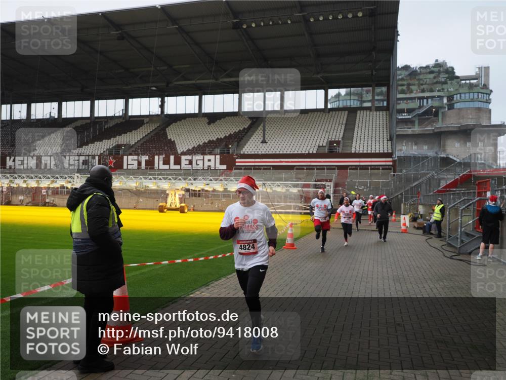 07.12.2025 - St. Pauli X-Mass-Run No. 15 Fabian Wolf http://msf.ph/oto/9418008 07.12.2025 11:23:04 Ziel 21, 69, 2023, 2373, 4249, 4824 meine-sportfotos.de