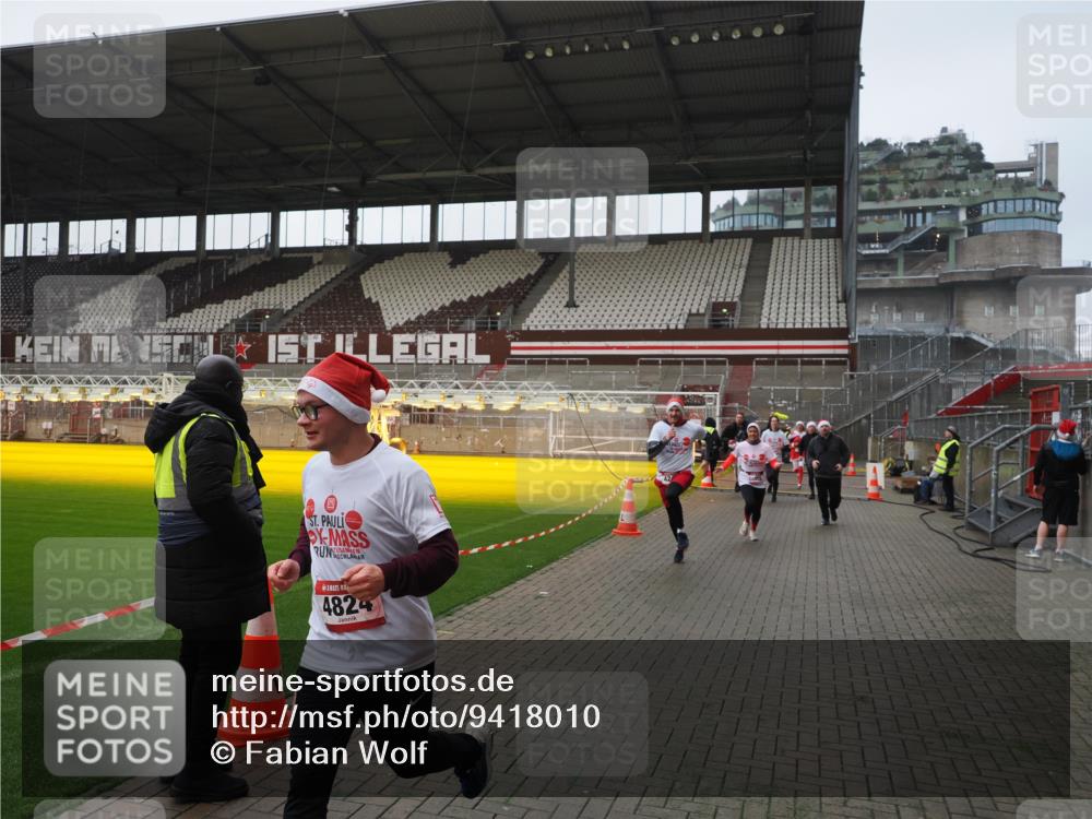 07.12.2025 - St. Pauli X-Mass-Run No. 15 Fabian Wolf http://msf.ph/oto/9418010 07.12.2025 11:23:04 Ziel 21, 69, 2023, 2373, 4249, 4824 meine-sportfotos.de