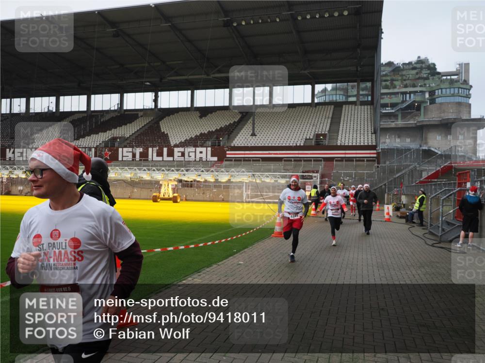 07.12.2025 - St. Pauli X-Mass-Run No. 15 Fabian Wolf http://msf.ph/oto/9418011 07.12.2025 11:23:05 Ziel 21, 69, 2023, 2373, 4249, 4824 meine-sportfotos.de