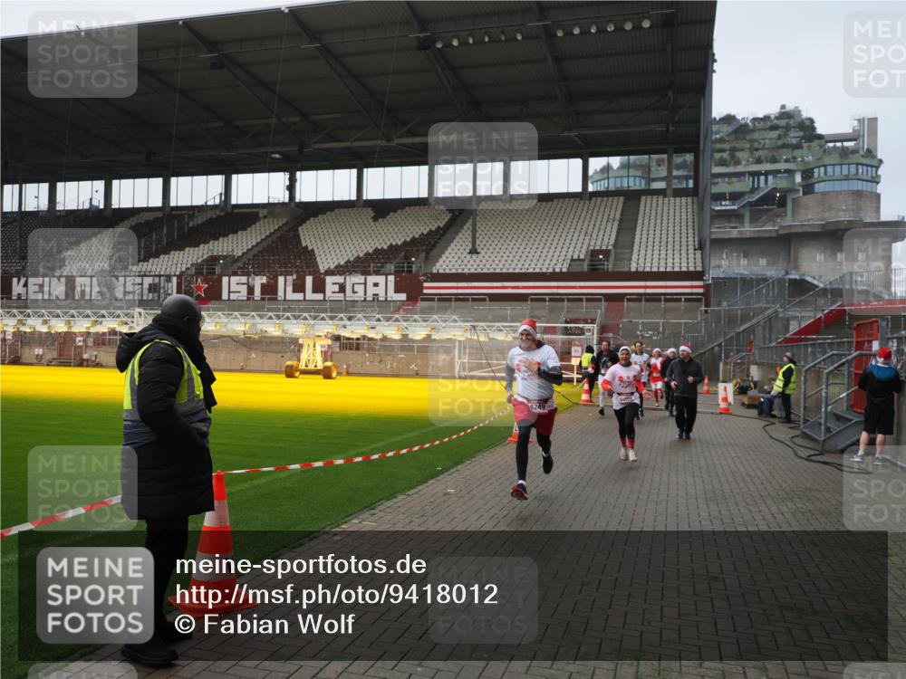 07.12.2025 - St. Pauli X-Mass-Run No. 15 Fabian Wolf http://msf.ph/oto/9418012 07.12.2025 11:23:05 Ziel 21, 69, 2023, 2373, 4249, 4824 meine-sportfotos.de