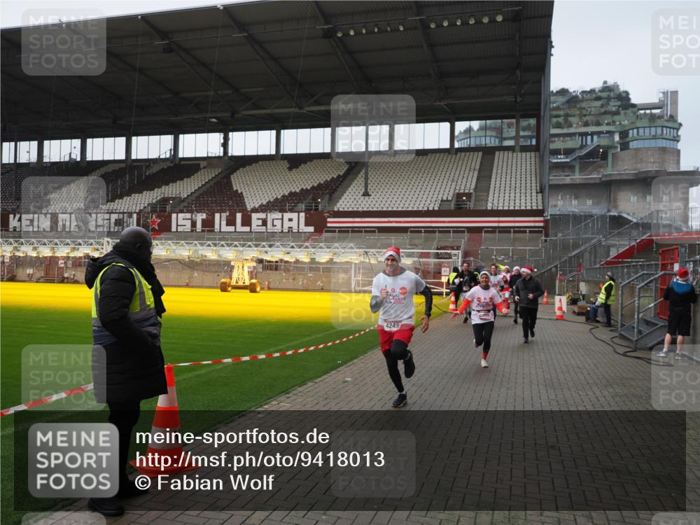 07.12.2025 - St. Pauli X-Mass-Run No. 15 Fabian Wolf http://msf.ph/oto/9418013 07.12.2025 11:23:05 Ziel 21, 69, 2023, 2373, 4249, 4824 meine-sportfotos.de