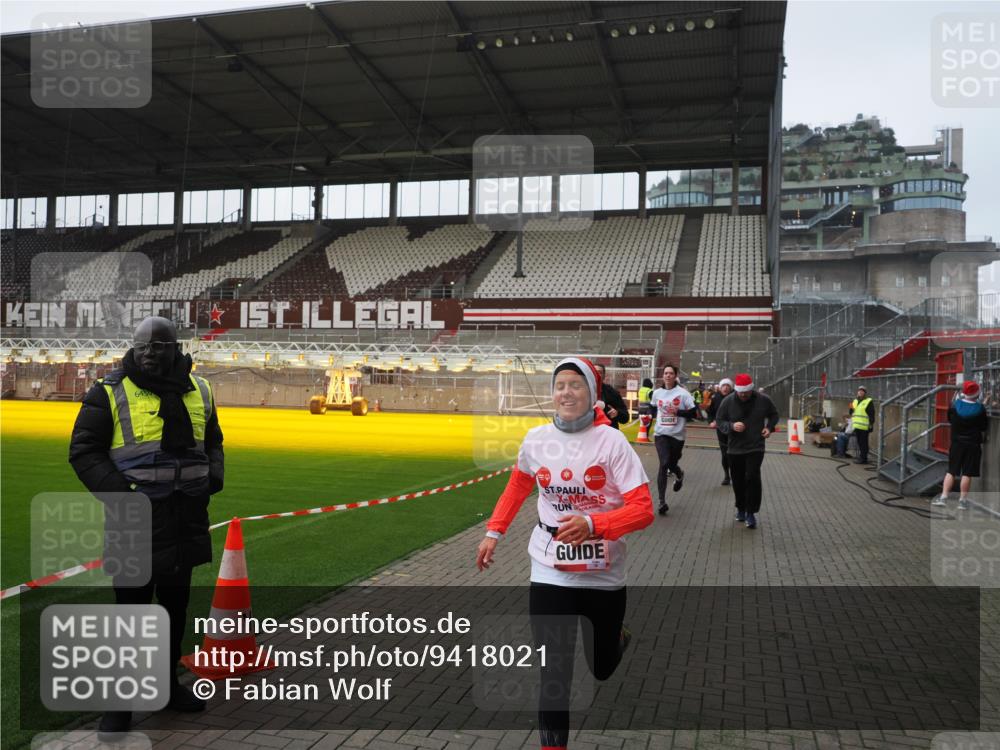 07.12.2025 - St. Pauli X-Mass-Run No. 15 Fabian Wolf http://msf.ph/oto/9418021 07.12.2025 11:23:07 Ziel 21, 69, 2023, 2373, 4249, 4824 meine-sportfotos.de