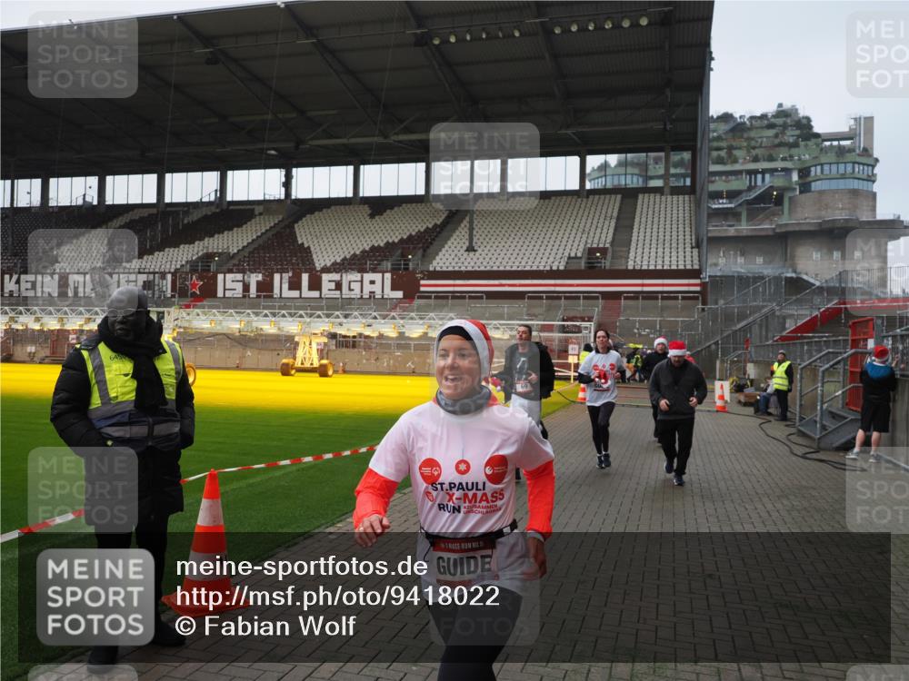 07.12.2025 - St. Pauli X-Mass-Run No. 15 Fabian Wolf http://msf.ph/oto/9418022 07.12.2025 11:23:07 Ziel 21, 69, 2023, 2373, 4249, 4824 meine-sportfotos.de
