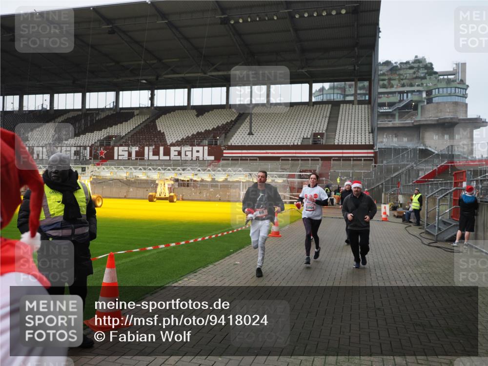 07.12.2025 - St. Pauli X-Mass-Run No. 15 Fabian Wolf http://msf.ph/oto/9418024 07.12.2025 11:23:07 Ziel 21, 69, 2023, 2373, 4249, 4824 meine-sportfotos.de