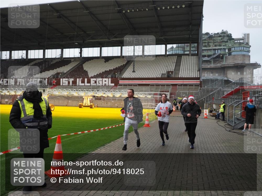 07.12.2025 - St. Pauli X-Mass-Run No. 15 Fabian Wolf http://msf.ph/oto/9418025 07.12.2025 11:23:07 Ziel 21, 69, 2023, 2373, 4249, 4824 meine-sportfotos.de