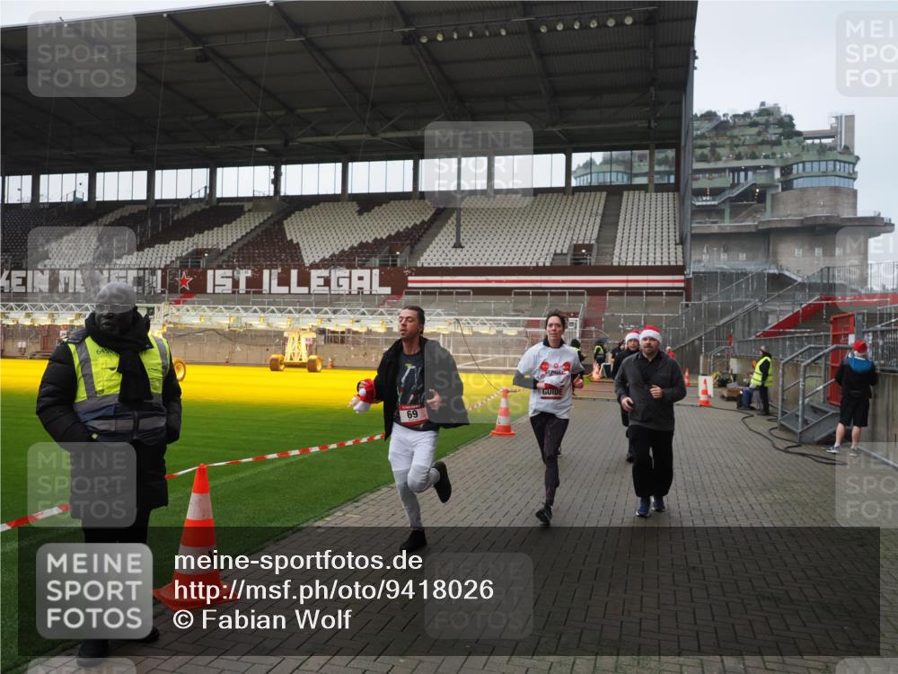 07.12.2025 - St. Pauli X-Mass-Run No. 15 Fabian Wolf http://msf.ph/oto/9418026 07.12.2025 11:23:08 Ziel 21, 69, 2023, 2373, 4249, 4824 meine-sportfotos.de