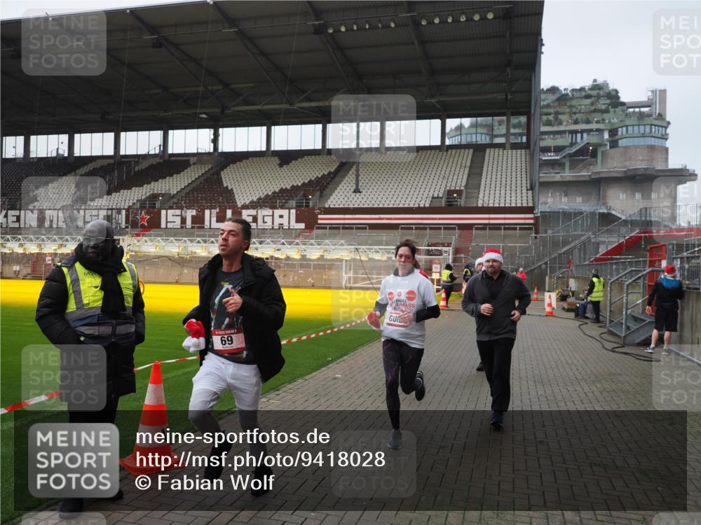 07.12.2025 - St. Pauli X-Mass-Run No. 15 Fabian Wolf http://msf.ph/oto/9418028 07.12.2025 11:23:08 Ziel 21, 69, 2023, 2373, 4249, 4824 meine-sportfotos.de