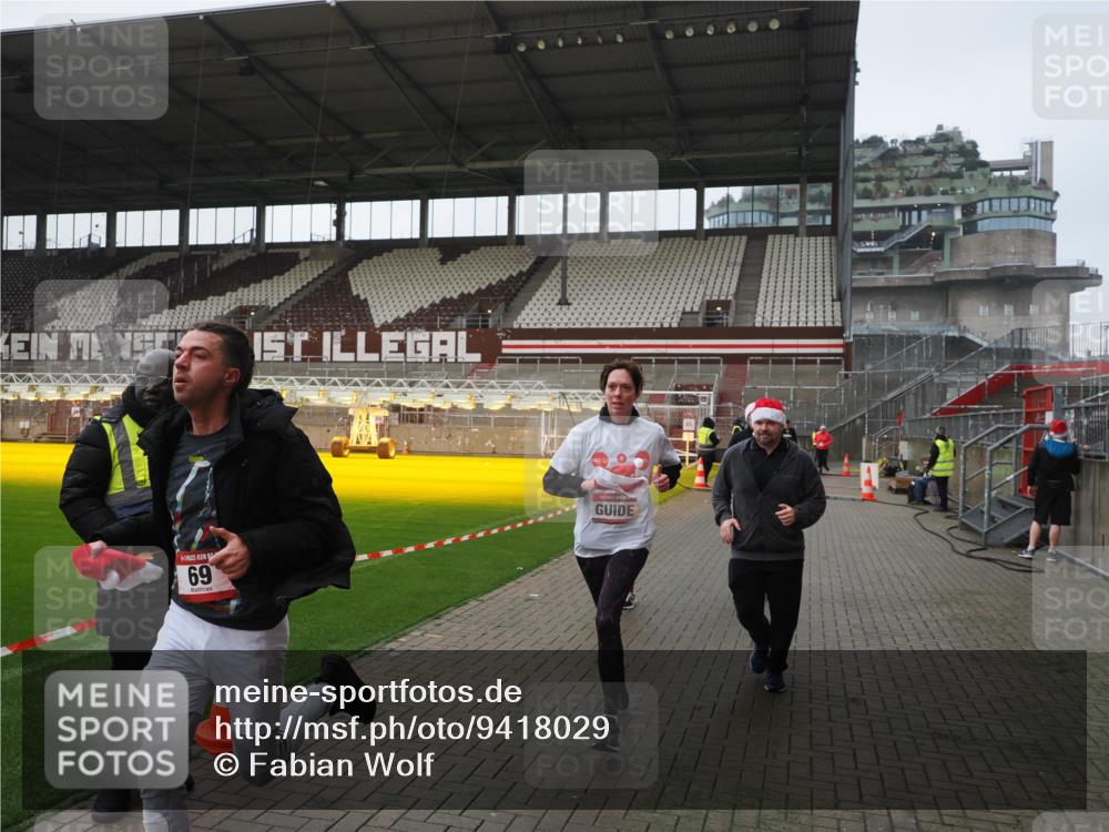07.12.2025 - St. Pauli X-Mass-Run No. 15 Fabian Wolf http://msf.ph/oto/9418029 07.12.2025 11:23:08 Ziel 21, 69, 2023, 2373, 4249, 4824 meine-sportfotos.de